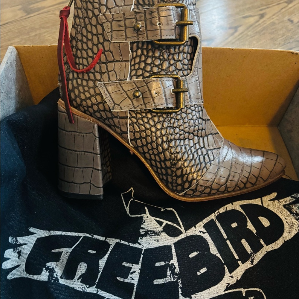 NWT Freebird by Steven Croc-Embossed Brown Ankle Boots - Picture 4 of 12